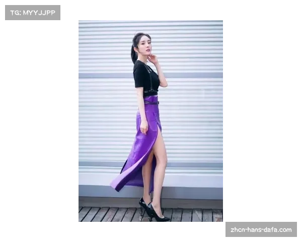 乔治娜紫色紧身裙亮相活动 修身显腿魅力四溢吸引众人目光 乔治娜紫色紧身裙亮相活动 修身显腿魅力四溢吸引众人目光
